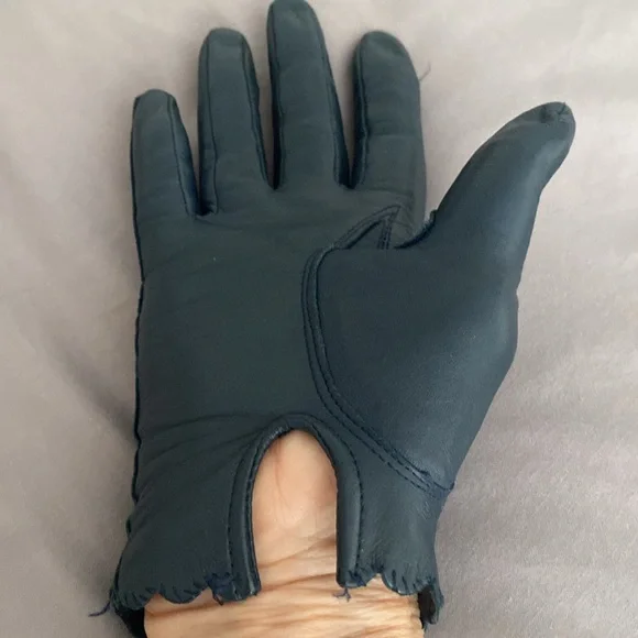Ladies genuine vintage leather gloves in excellent condition. No rips. - Picture 3 of 6